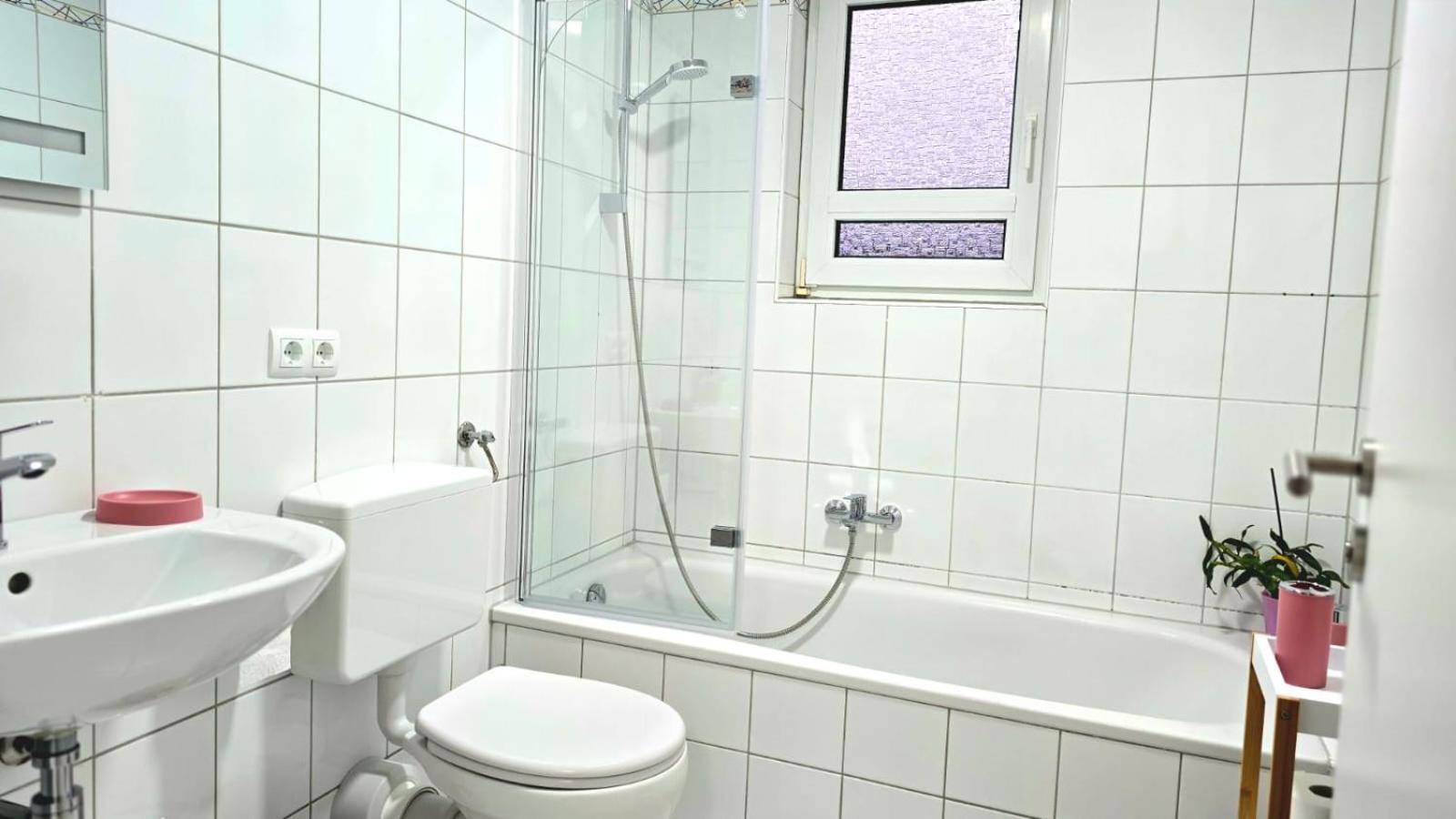 Happy Homes Pink - Up To 5 - Kueche - W-Lan - Netflix - Honig - Badewanne Nidda Luaran gambar